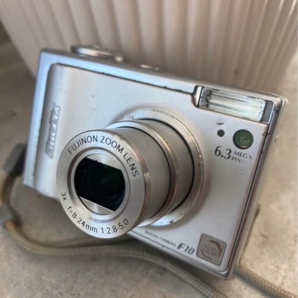 Fujifilm Finepix F10 Digital Camera - Picture 1 of 6